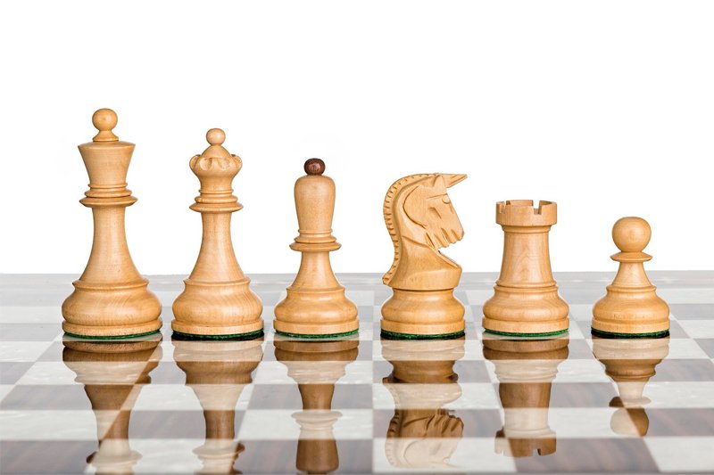 Pièces d'échecs royales de Dubrovnik de 3,6 pouces dans une boîte